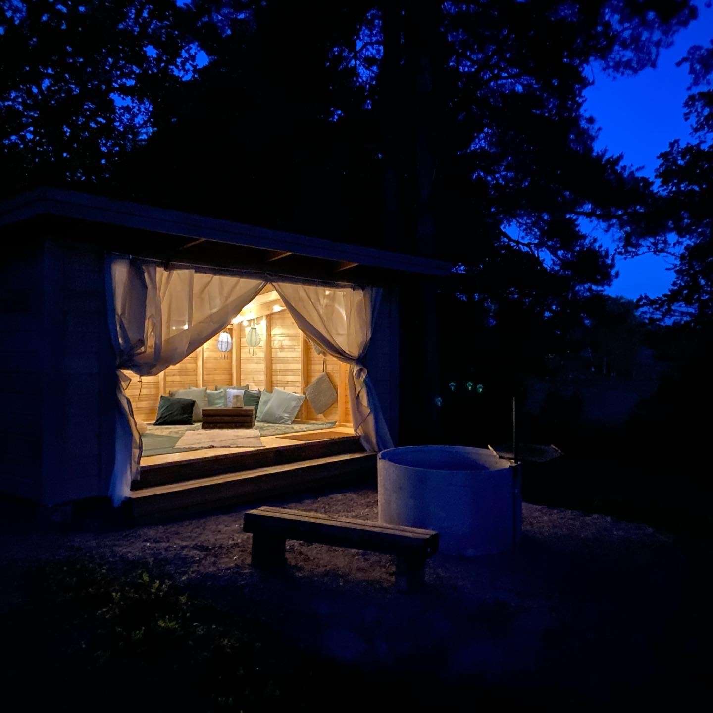 Vårdnäs-glamping-vindskydd-camping de lux1