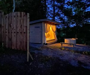 Vårdnäs-glamping-vindskydd-camping de lux3