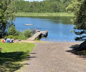 Vårdnäs-sommar-badplats